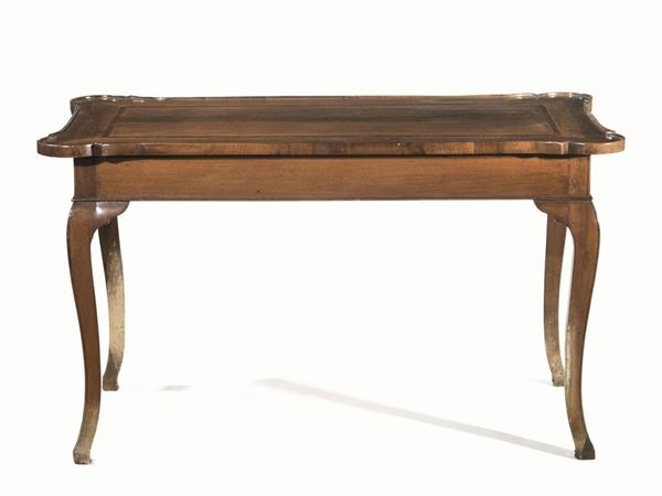  Tavolo da centro, Toscana, seconda metÃ  sec. XVIII,  in noce intarsiato a nastrino, piano rettangolare con angoli lobati e bordo a vassoio, gambe sinuose su piedi a zoccolo stilizzato, cm 129x70x74