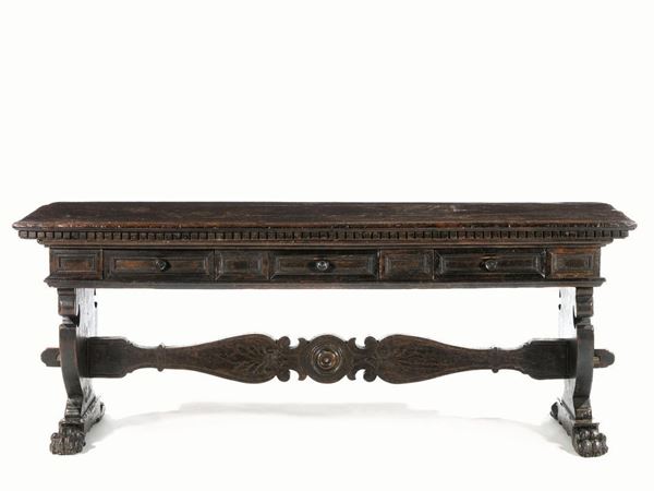  Grande tavolo da centro, Toscana, seconda metÃ  sec. XVI,  in noce a patina scura, piano rettangolare con becco di civetta, gocciolatoio a dentelli, tre cassetti nella fascia decorati da formelle rettangolari, sostegni sagomati a vaso runiti da traversa a volute stilizzate e incisa a foglie di acanto, piedi in foggia di zampa leonina, cm 211x73x82,  modifiche e restauri 