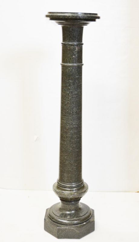  Colonna portavaso,  in marmo verde di Prato, fusto a balaustro, piano superiore circolare, alt. cm 107
