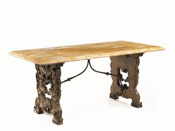  Tavolo, Spagna, prima metÃ  sec. XVIII,  con gambe a lira in legno intagliato e dipinto a volute di foglie di acanto contrapposte centrate da conchiglie, riunite da sproni in ferro battuto, piano rettangolare di epoca posteriore in marmo giallo di Siena con becco di civetta, cm 180x92x80                                          
