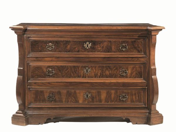  Cassettone, Toscana, inizi sec. XVIII,  in noce e radica di noce a patina bionda, piano rettangolare sagomato, tre cassetti con specchiatura in radica, inquadrati tra mensoloni angolari, base modanata, piedi a mensola, cm 141x70x92,  restauri al basamento 