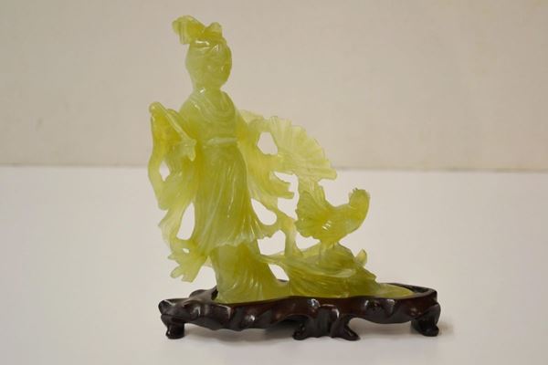  Statuetta, Cina sec. XX,  in giadeite raffigurante Guanyin stante con gallo ventaglio e scettro alt. cm 17