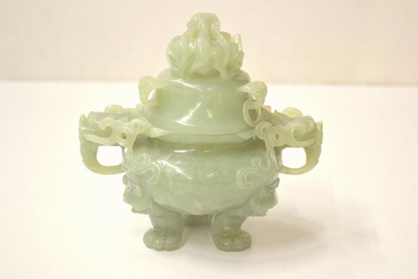  Incensiere Cina sec. XX,  in giadeite in stile arcaico con coperchio con presa a forma di drago, alt. cm 15