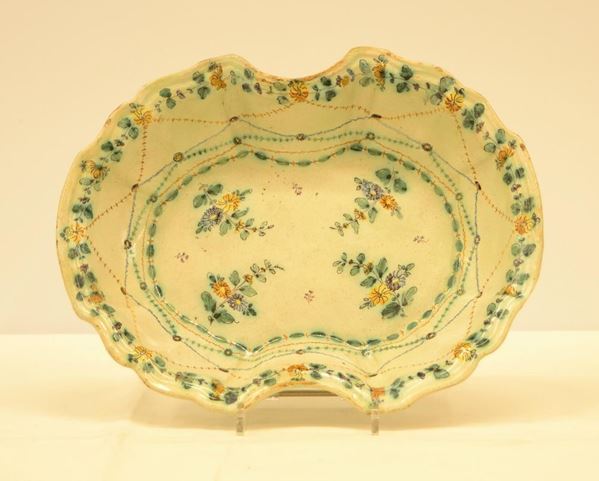  Bacinella, Emilia, sec. XVIII,  in maiolica decorata  - Asta Antiquariato, Collezionismo & Gioielli - Poggio Bracciolini Casa d'Aste