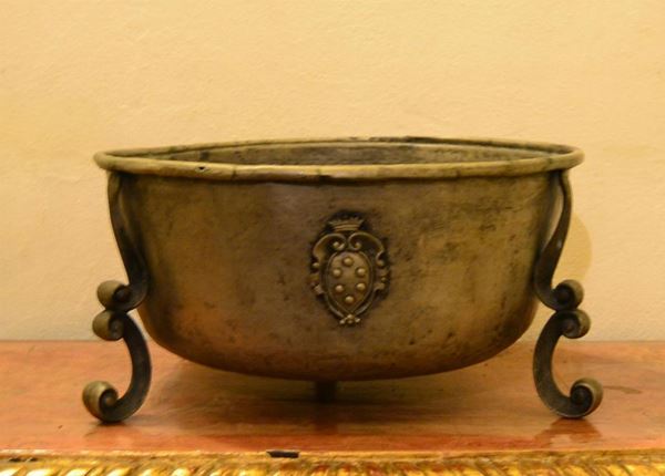  Bacile, sec. XIX,  in rame argentato, con stemma  - Asta Antiquariato, Collezionismo & Gioielli - Poggio Bracciolini Casa d'Aste
