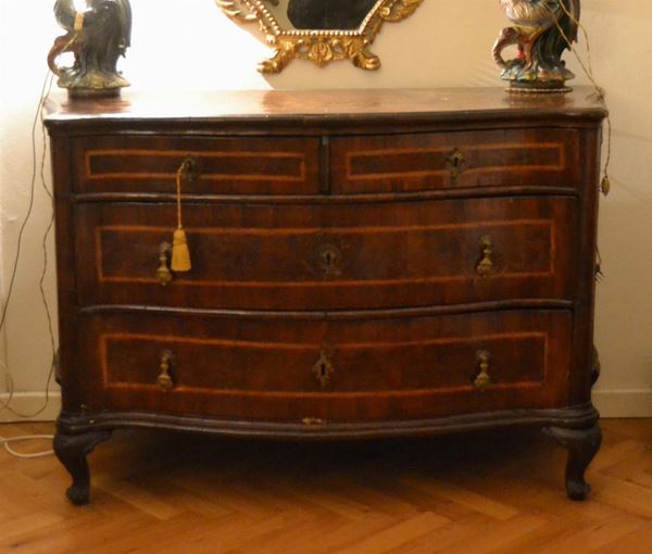  Cassettone, Veneto, sec. XVIII,  in noce filettato,