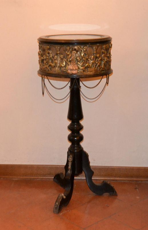 Tavolino portaoggetti, Francia, sec. XIX,  in legno ebanizzato,