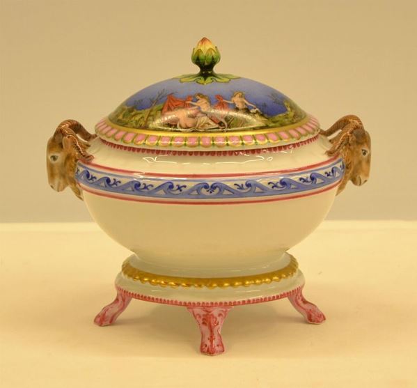  Centrotavola, sec. XX,  in ceramica decorata 