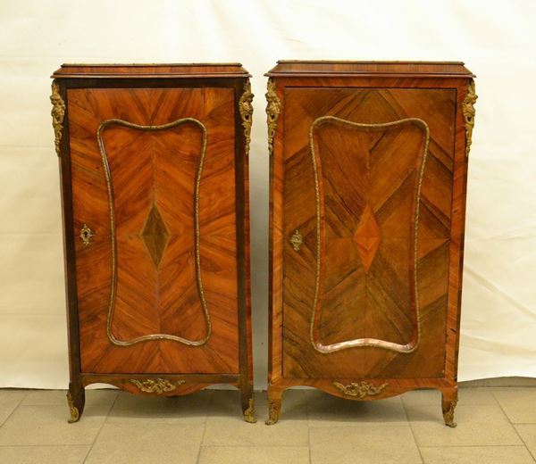  Due angoliere, in stile '700 , in radica, ad uno sportello, piano in marmo,