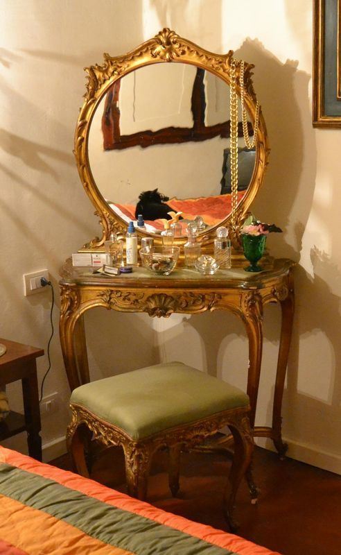  Toilette, sec. XX,  in legno dorato e intagliato,
