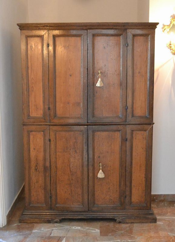  Credenza, sec. XVIII,  in pioppo e noce, a due corpi,