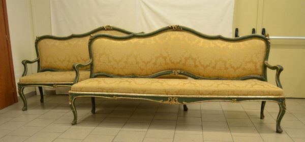  Coppia di divani, Italia centrale, sec. XVIII,  in legno laccato verde-oro,