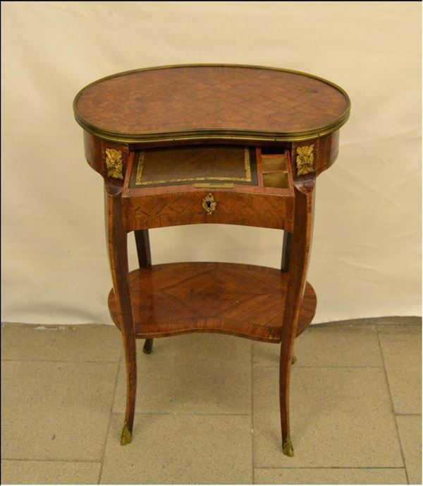  Tavolino a fagiolo, Francia, sec. XX,  in noce,   - Asta Antiquariato, Collezionismo & Gioielli - Poggio Bracciolini Casa d'Aste