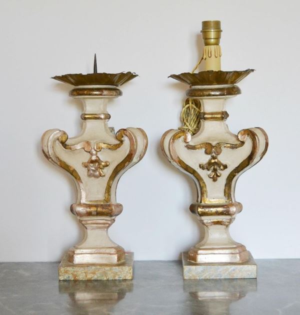  Coppia di perettoni, Toscana, sec. XVIII,  in legno laccato bianco-oro,
