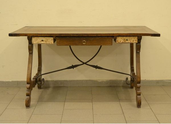  Tavolo, in stile '700,  in noce, ad un cassetto, gambe a lira 