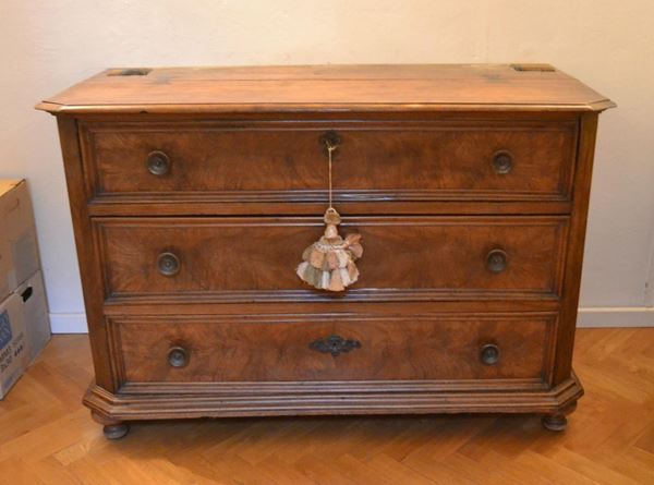  Cassettone, Italia centrale, sec. XVIII,  in noce,  - Asta Antiquariato, Collezionismo & Gioielli - Poggio Bracciolini Casa d'Aste
