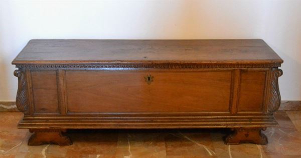  Cassapanca, Toscana, sec. XVIII,  in noce,   - Asta Antiquariato, Collezionismo & Gioielli - Poggio Bracciolini Casa d'Aste