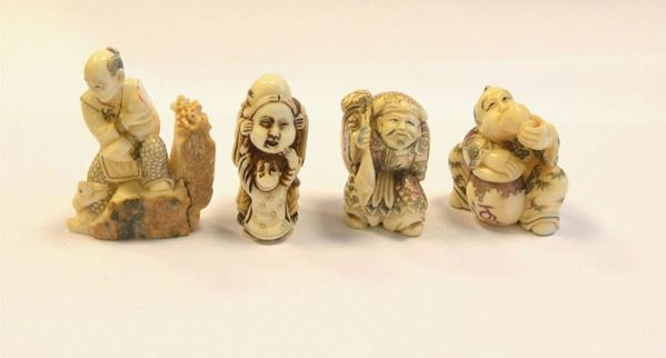  Gruppo di quattro netsuke Giappone inizi  sec. XX in avorio   