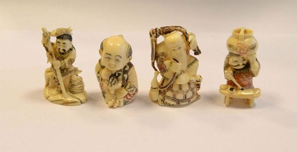  Gruppo di quattro netsuke Giappone inizi  sec. XX in avorio   