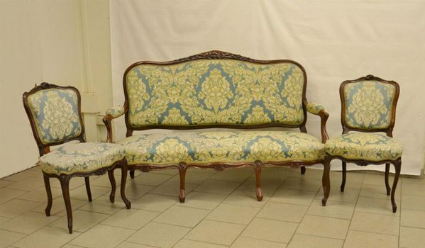  Divano e due poltroncine, in stile Settecento , in noce intagliato e sagomato, 