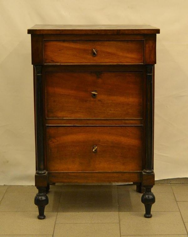  Comodino, Impero, sec. XIX,  in noce, a tre cassetti,