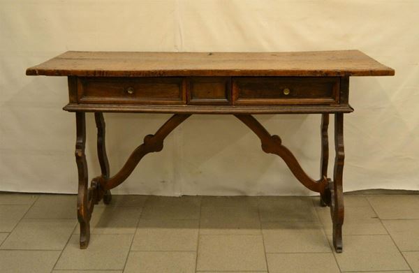  Scrivania, in stile Settecento,  in noce, a due cassetti, gambe a lira, 