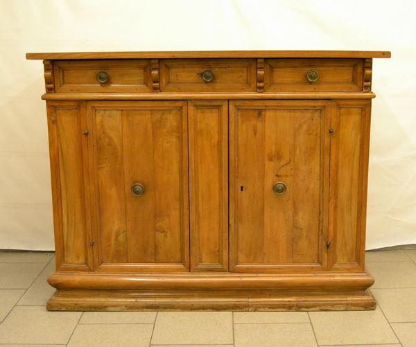 Credenza, in stile Seicento,  in noce, a due sportelli,
