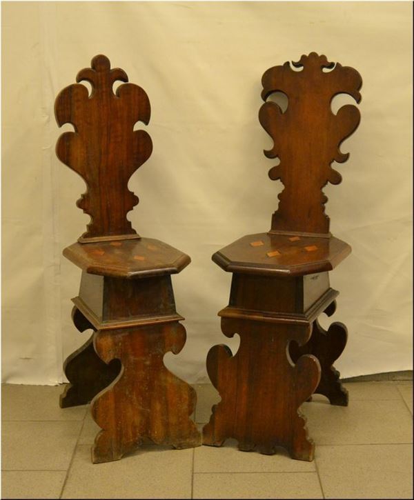  Coppia di sgabelli, Toscana, sec. XVIII,  in noce, 