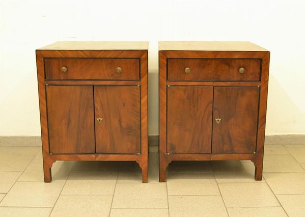  Coppia di comodini, in stile Luigi XVI,  in noce filettato  - Asta Antiquariato, Collezionismo & Gioielli - Poggio Bracciolini Casa d'Aste