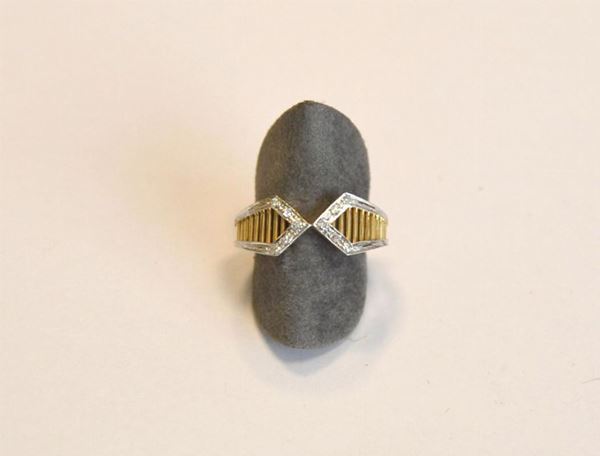  Anello in oro giallo, bianco e diamanti  