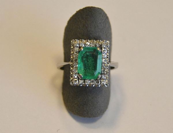  Anello in oro bianco, smeraldo e diamanti 
