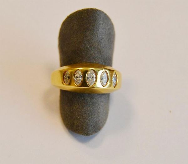  Anello in oro giallo e diamanti 