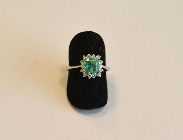 Anello in oro biano , smeraldo e diamanti 