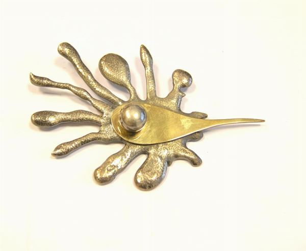 Spilla scultura, in oro e argento 