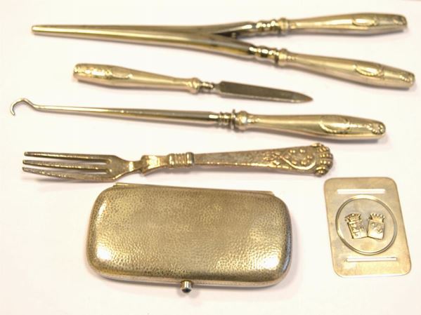  Set di tre pezzi da toelette  con manici in argento
