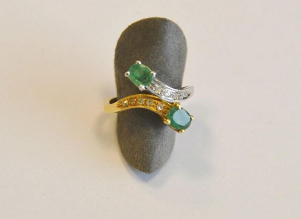  Anello in oro giallo, bianco, smeraldi e diamanti 