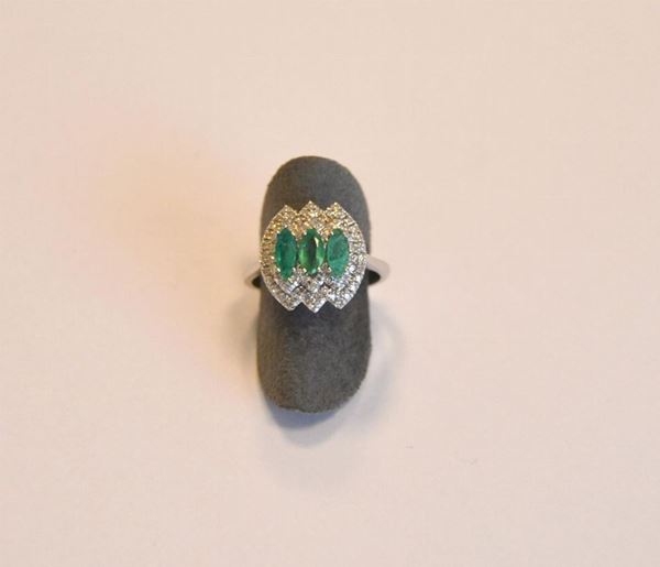  Anello in oro bianco, diamanti e smeraldi 