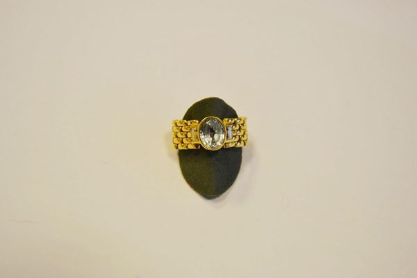 Anello in oro giallo e topazio 