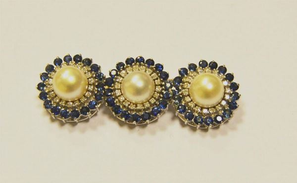  Spilla in oro bianco, diamanti, zaffiri e perle  