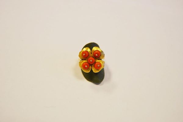  Anello in oro giallo e coralli 