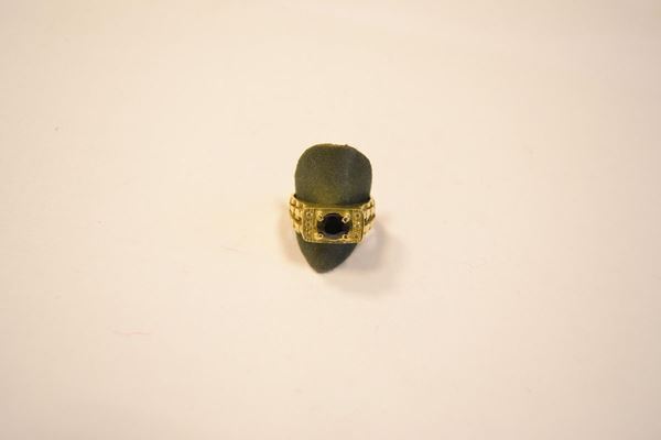  Anello in oro giallo e zaffiro  