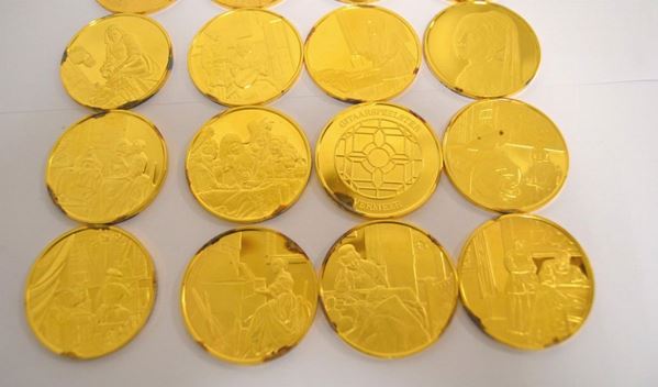 Ventinove medaglie in argento placcate oro,   - Asta Decorazione di interni - Poggio Bracciolini Casa d'Aste