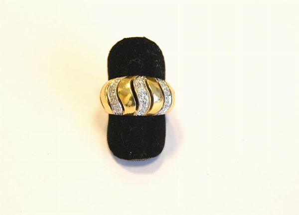  Anello in oro giallo, bianco e diamanti 