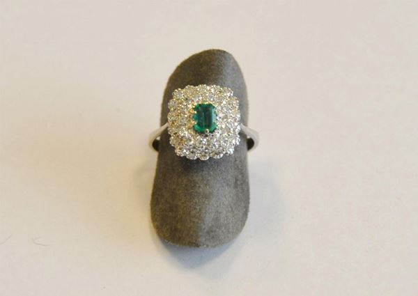  Anello in oro bianco e  smeraldo 