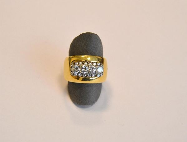  Anello in oro giallo e diamanti 