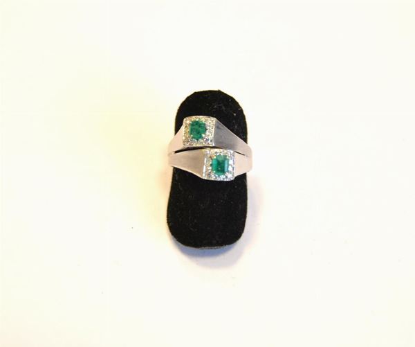  Anello in oro bianco, smeraldo e diamanti 