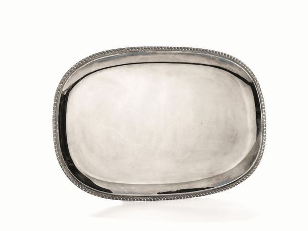  Vassoio, &nbsp;di forma ovale, in argento, bordo a cordonetto, cm 50x32, g 1004