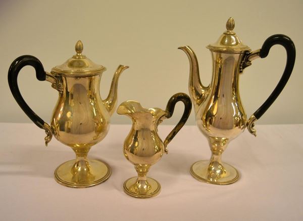  Caffettiera, cioccolatiera e lattiera , sec. XX, in argento, corpo        