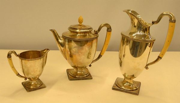  Teiera, lattiera e caraffa sec. XX , in argento 