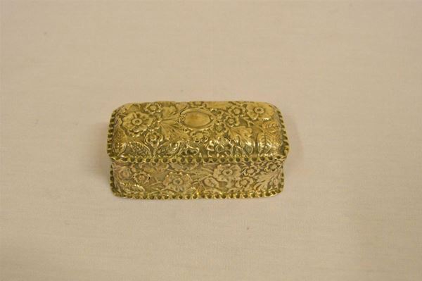  Scatola rettangolare in argento sbalzato                                      - Asta Decorazione di interni - Poggio Bracciolini Casa d'Aste